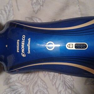 Philips Norelco SensoTouch Blue Electric Shaver with Charger *NEEDS NEW BATTERY*